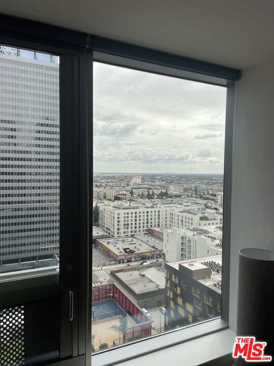 https://media.crmls.org/mediaz/77f73dd4-fa04-4fbd-8e03-2ca94df75dd8.jpg?preset=X-Large
