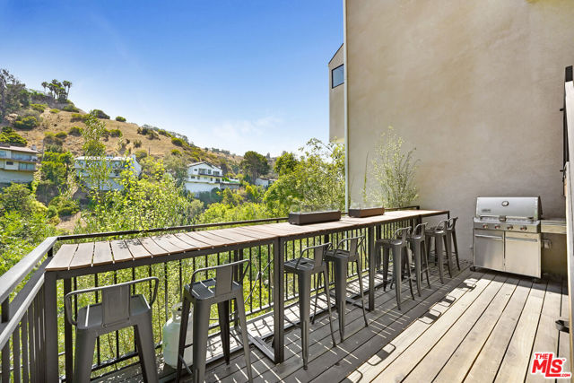 2506 Zorada Drive, Los Angeles CA: https://media.crmls.org/mediaz/77f77417-ddfa-4c91-830b-425a0b1da236.jpg