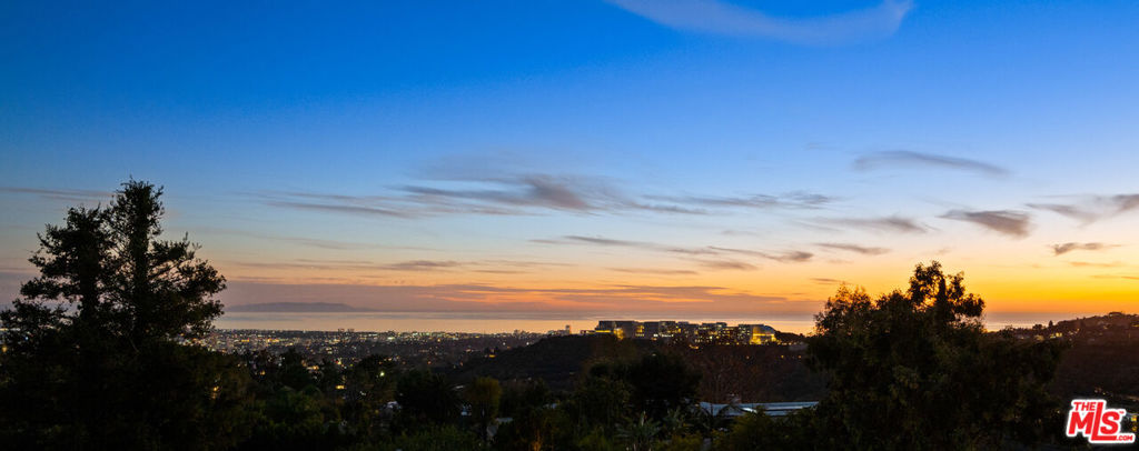 https://media.crmls.org/mediaz/77f7e046-5e74-423f-918a-9c89323fd940.jpg?preset=X-Large