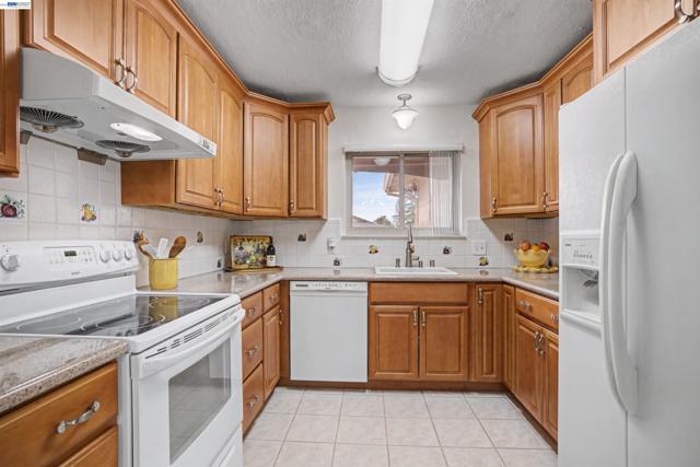 6364 Honeysuckle Dr, Newark CA: https://media.crmls.org/mediaz/77f96aa7-13d5-4f71-9478-8a9988c63a4b.jpg