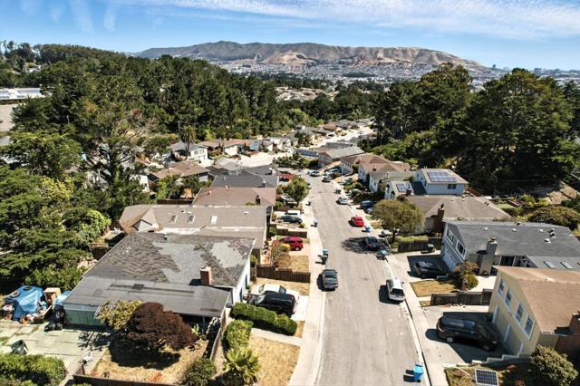 2621 Heather Lane, San Bruno CA: https://media.crmls.org/mediaz/77fa3355-daaa-47e3-980a-c65aa2ffecff.jpg