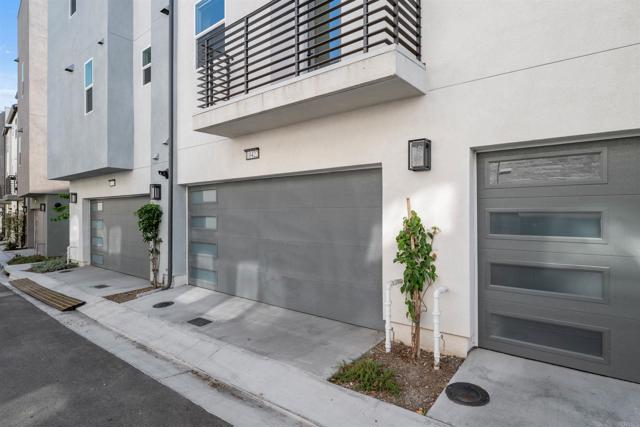 10422 Adamson Way, San Diego CA: https://media.crmls.org/mediaz/77fa35ee-7227-445b-913b-9bbcd6674a7d.jpg