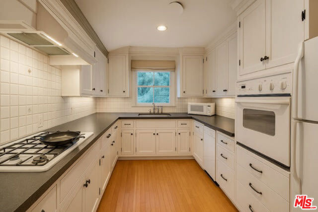 14807 Round Valley Drive, Sherman Oaks CA: https://media.crmls.org/mediaz/77fb303e-63a2-41e7-bf98-88435528596a.jpg