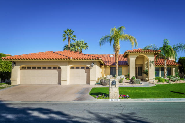 47230 Golden Bush Court, Palm Desert CA: https://media.crmls.org/mediaz/77fe6a64-4c44-43da-8041-b15a0f8f99fb.jpg