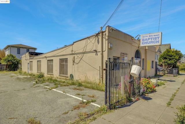 915 37Th St, Oakland CA: https://media.crmls.org/mediaz/77fe791e-9135-42ad-910b-2a1adc46bcc6.jpg