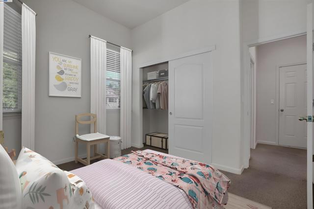 342 Roundhill Dr, Brentwood CA: https://media.crmls.org/mediaz/77feb128-fcba-40fb-baf5-519c2657d9db.jpg
