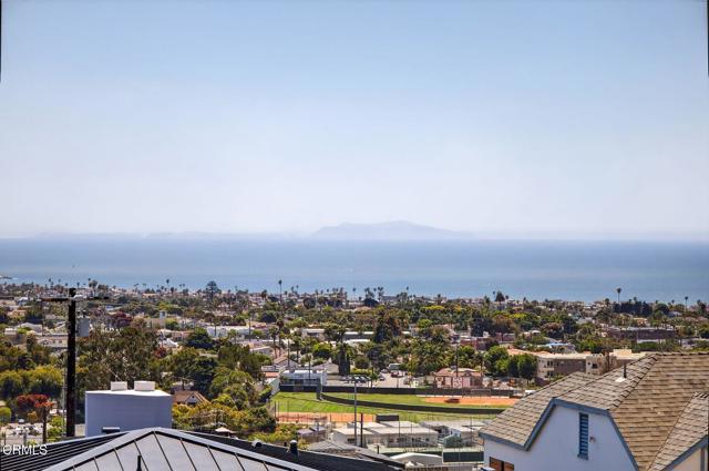 2407 Sunset Drive, Ventura CA: https://media.crmls.org/mediaz/77ff5fc4-a01b-44a2-8307-6b63e27d8973.jpg