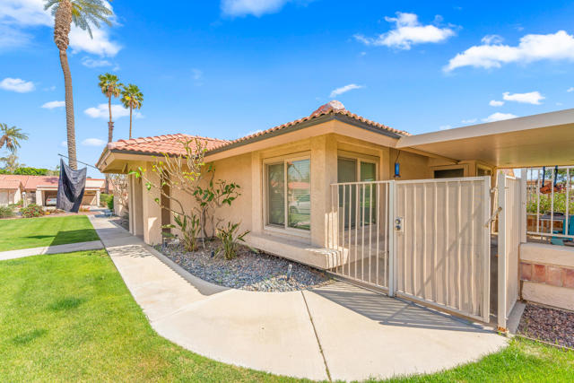 49327 Eisenhower Drive, Indio CA: https://media.crmls.org/mediaz/78024cda-9dbc-4932-8245-988e05b7b140.jpg