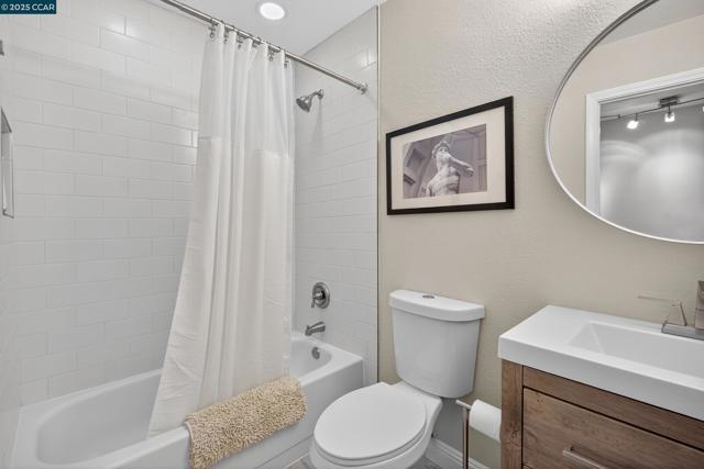 2173 Madrone Dr, Fairfield CA: https://media.crmls.org/mediaz/7802c09e-20a7-4c1a-aee5-cc13d58d0723.jpg