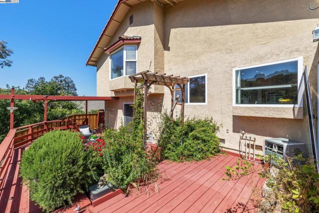 3483 Skyline Dr, Hayward CA: https://media.crmls.org/mediaz/7802d2e5-6e84-40da-9e68-605bbbf23701.jpg
