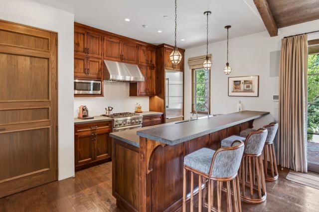 180 Farm Road, Woodside CA: https://media.crmls.org/mediaz/78033b7f-2267-44ce-9a7b-0519f46d987d.jpg