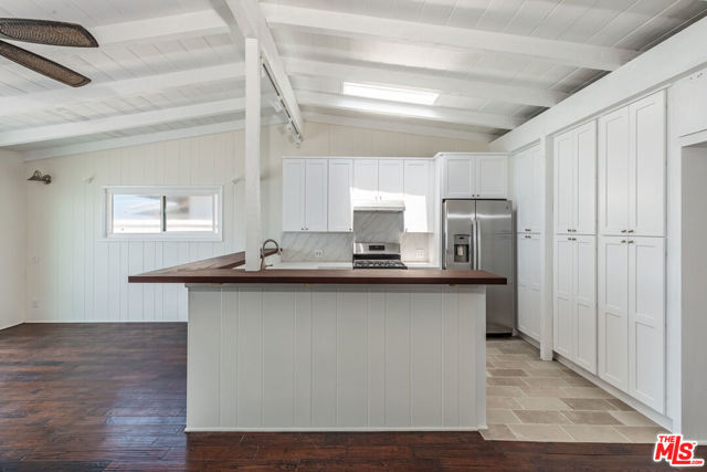 25408 Malibu Road, Malibu CA: https://media.crmls.org/mediaz/78034cfb-c247-46fd-8a75-d3c3477c7978.jpg