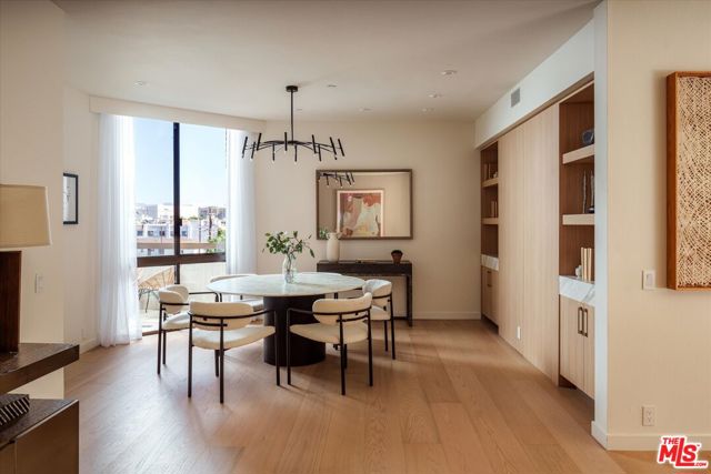 300 N Swall Drive, Beverly Hills CA: https://media.crmls.org/mediaz/78037b74-e466-486f-b437-b9ec6ca47cd4.jpg