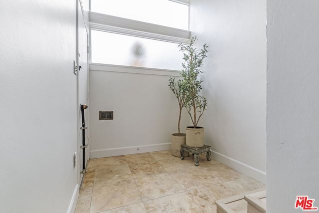 4553 Don Ricardo Drive, Los Angeles CA: https://media.crmls.org/mediaz/7803e747-9467-4640-bb4e-2a02e8dffdd7.jpg