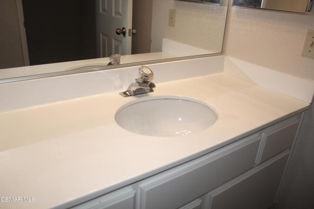 697 Sutton Crest Trail, Oak Park CA: https://media.crmls.org/mediaz/78057228-ff46-4205-a3fa-5b7060ebbb9b.jpg