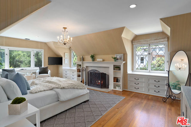 11818 Laurel Hills Road, Studio City CA: https://media.crmls.org/mediaz/7805dd7c-3db6-4e50-a847-d1aba5a19679.jpg