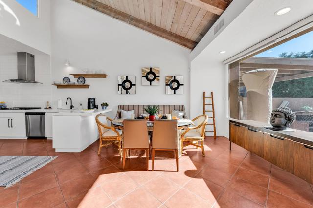 511 Desert West Drive, Rancho Mirage CA: https://media.crmls.org/mediaz/78064caa-0ee1-4d04-be16-d5889cd667d5.jpg