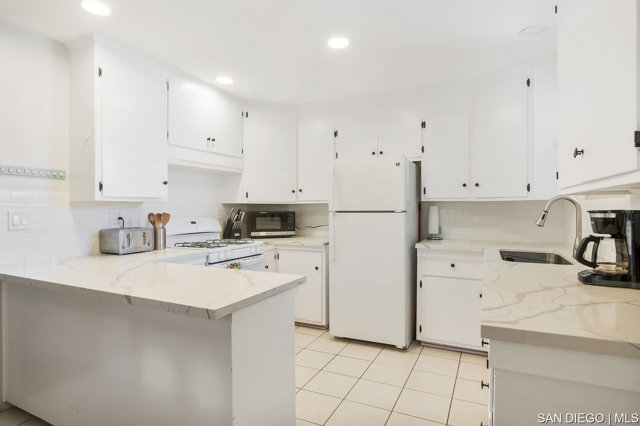 8365 Lake Adlon DR, San Diego CA: https://media.crmls.org/mediaz/780692ad-eb69-4e3b-88df-011535bde49e.jpg