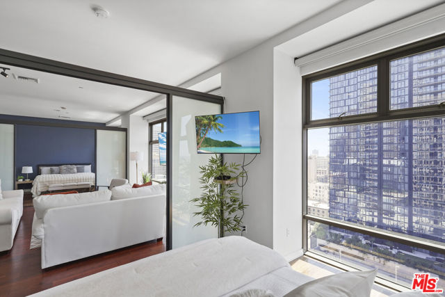 801 S Grand Avenue, Los Angeles CA: https://media.crmls.org/mediaz/7806b3fe-07c4-414d-8285-5f3a4109e4fa.jpg