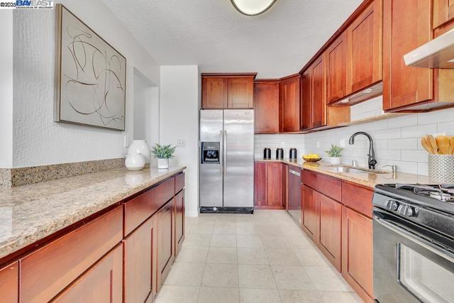 21917 Nugget Canyon Dr, Castro Valley CA: https://media.crmls.org/mediaz/7806c69b-c147-4d3c-a3ef-8368b722c756.jpg