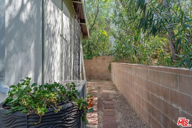 23777 Mulholland Highway, Calabasas CA: https://media.crmls.org/mediaz/78073095-bebc-40b3-9f93-e5620a82e47a.jpg