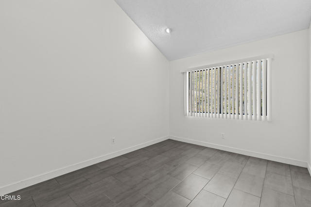 Detail Gallery Image 22 of 33 For 21931 Burbank Bld #5,  Los Angeles,  CA 91367 - 3 Beds | 2/1 Baths