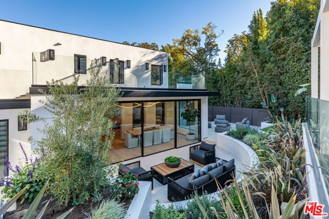 1271 Sunset Plaza Drive, Los Angeles CA: https://media.crmls.org/mediaz/7808271e-436e-42f8-8b8a-c05c7c587fb9.jpg