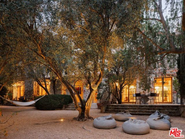 9606 Heather Road, Beverly Hills CA: https://media.crmls.org/mediaz/78084289-cddc-4556-87fc-e3e39f2298b5.jpg