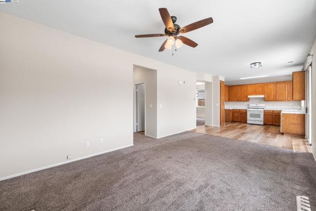 1970 Knollcrest Ln, Tracy CA: https://media.crmls.org/mediaz/780886f5-a851-41a5-810d-18b1a172d82e.jpg