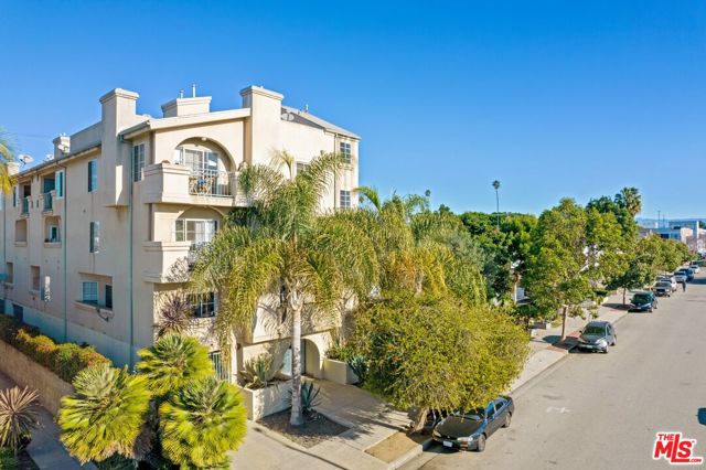 12311 Pacific Avenue, Los Angeles CA: https://media.crmls.org/mediaz/780888f9-7bdc-47d4-b523-0bf7cc33d153.jpg