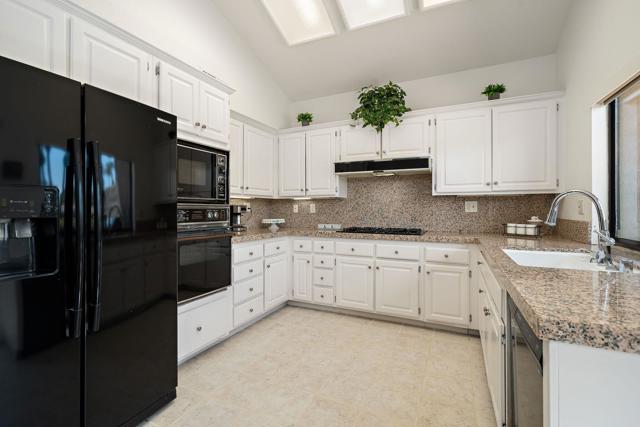 162 Lost River Drive, Palm Desert CA: https://media.crmls.org/mediaz/7808cb29-f9fc-4ba1-9b92-cc9e1b9e9405.jpg