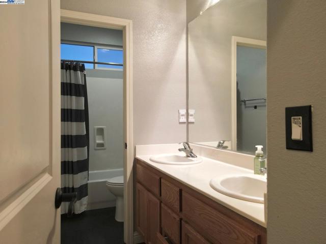 556 Sherborne Court, Galt CA: https://media.crmls.org/mediaz/78098429-3b78-4e26-8551-f7840a4e3785.jpg