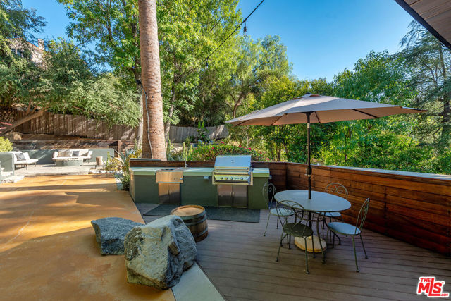 4944 Hood Drive, Woodland Hills CA: https://media.crmls.org/mediaz/7809f279-e42c-4da9-a66e-3b6160ac92b0.jpg