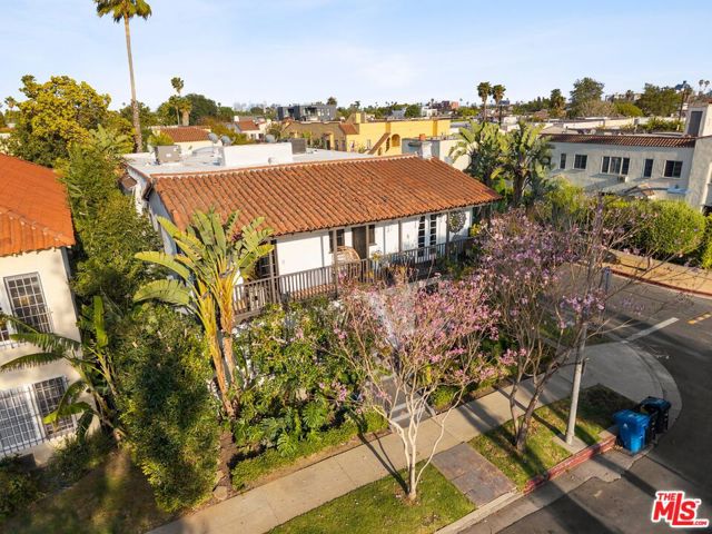 500 N Genesee Avenue, Los Angeles CA: https://media.crmls.org/mediaz/780ad015-c716-440d-9783-6146e5b37a73.jpg