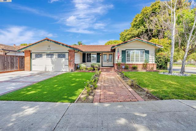 903 Lanewood Dr, San Jose CA: https://media.crmls.org/mediaz/780ba803-e877-421d-8f84-01189fac6063.jpg