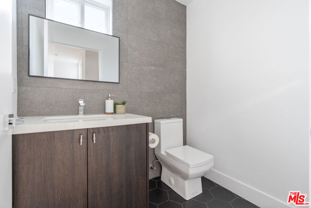 2514 Berkeley Avenue, Los Angeles CA: https://media.crmls.org/mediaz/780dd736-9ca1-4b79-bbff-75121c1ff2b9.jpg
