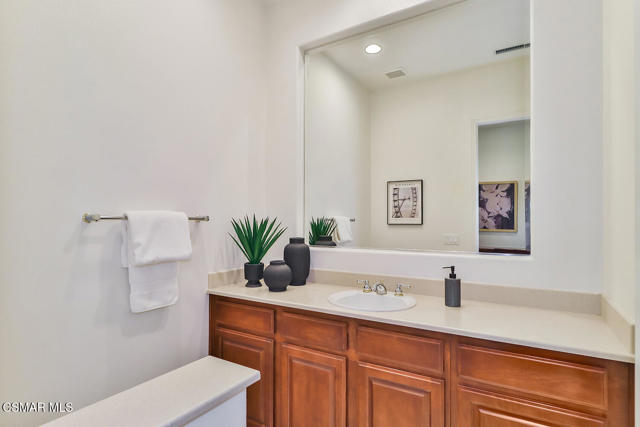 2746 Autumn Ridge Drive, Thousand Oaks CA: https://media.crmls.org/mediaz/780e4f96-c756-4ed4-9f18-777d16ce0475.jpg