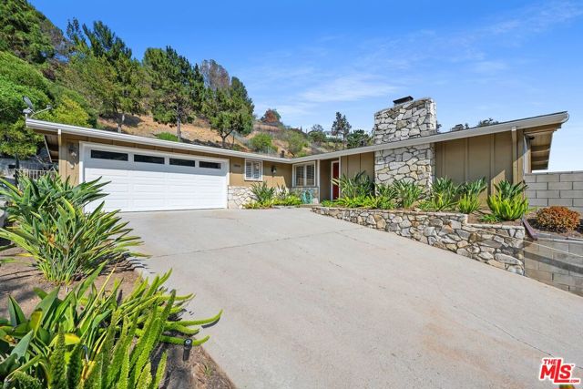 1224 El Hito Circle, Pacific Palisades CA: https://media.crmls.org/mediaz/780ecb54-5a1f-424d-941d-98137cd3dc65.jpg