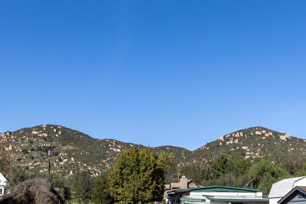 https://media.crmls.org/mediaz/780edb16-efc9-4881-bfeb-989a2b872f9f.jpg?preset=X-Large