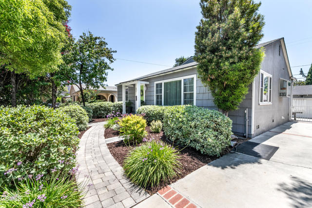 331 N Avon Street, Burbank CA: https://media.crmls.org/mediaz/780fb308-2196-4161-bbea-909309d51f12.jpg