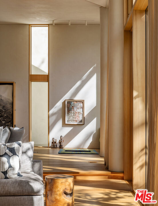 800 Brooktree Road, Pacific Palisades CA: https://media.crmls.org/mediaz/78104bf7-1ca5-4ece-858b-d4cec620cbf0.jpg