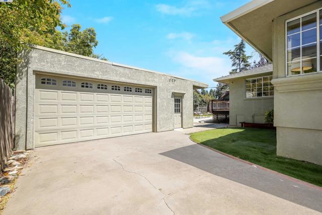 17526 Parker Rd, Castro Valley CA: https://media.crmls.org/mediaz/78109a9f-2adb-4e72-9946-ce68e0800744.jpg
