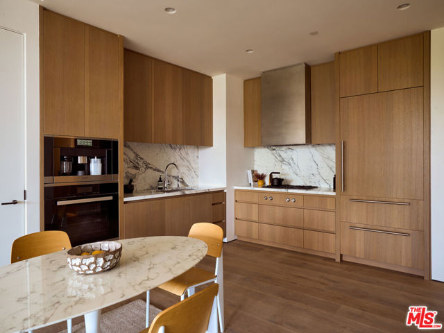 8899 Beverly Boulevard, West Hollywood CA: https://media.crmls.org/mediaz/7810c169-810d-4bc8-a2b3-3b225fa7952b.jpg
