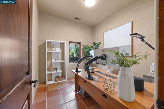 80 Rheem Blvd, Orinda CA: https://media.crmls.org/mediaz/7810ddb9-5281-429c-ae44-ea39105613a0.jpg