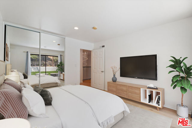 22960 Cass Avenue, Woodland Hills CA: https://media.crmls.org/mediaz/7810dff2-d68a-4f4d-9528-60c821d0b910.jpg