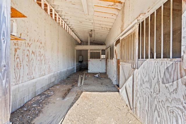 20101 Panoche Road, Paicines CA: https://media.crmls.org/mediaz/7810e5b3-cd87-4ba9-9fe0-be8d930fb299.jpg