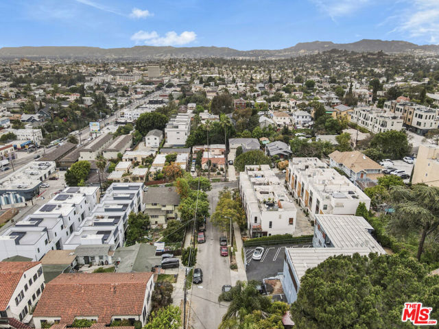 1315 Montana Street, Los Angeles CA: https://media.crmls.org/mediaz/78111b80-b1b0-4c2f-8e26-0f3dc3e236eb.jpg