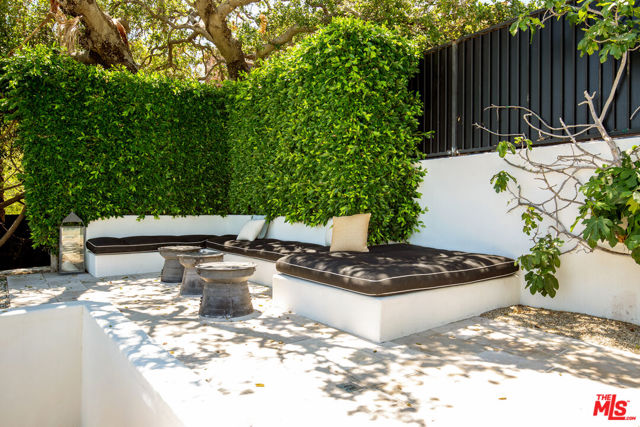2249 Mountain Oak Drive, Los Angeles CA: https://media.crmls.org/mediaz/78115c09-ff2a-485f-b1cd-e33e2561240a.jpg