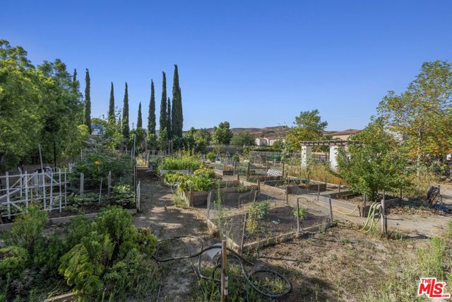 21749 Bene Drive, Santa Clarita CA: https://media.crmls.org/mediaz/7811a684-1959-4790-a1e8-a3635ad59ef7.jpg