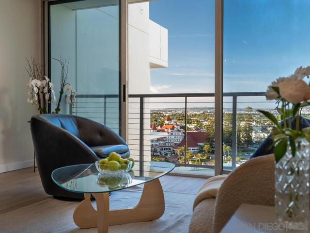 1720 Avenida del Mundo, Coronado CA: https://media.crmls.org/mediaz/78123233-7459-4105-8066-49e2568de611.jpg